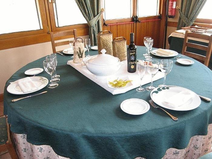 Hostal Lorentxo Olave Ngoại thất bức ảnh